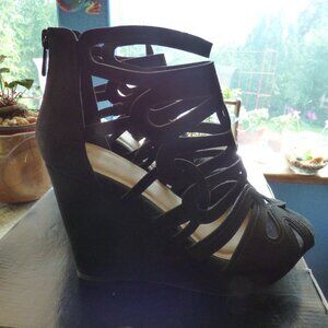 TORRID GOTH VAMPIRE BLACK LASER CUTOUT PLATFORM WEDGE SZ 8.5W PLUS BOHO GYPSY